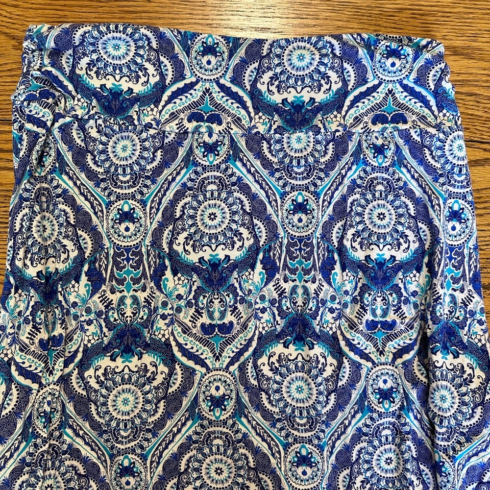 Maxi skirt by Artisan ny. Very long, full length skirt. Very stretchy, EUC.